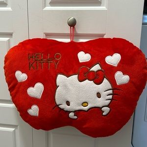 Hello Kitty pillow >.<